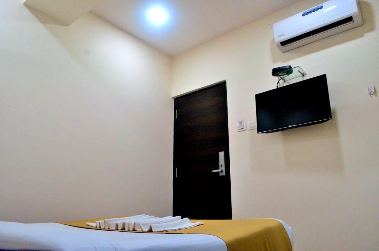The Best Hotel Мумбаи Экстерьер фото