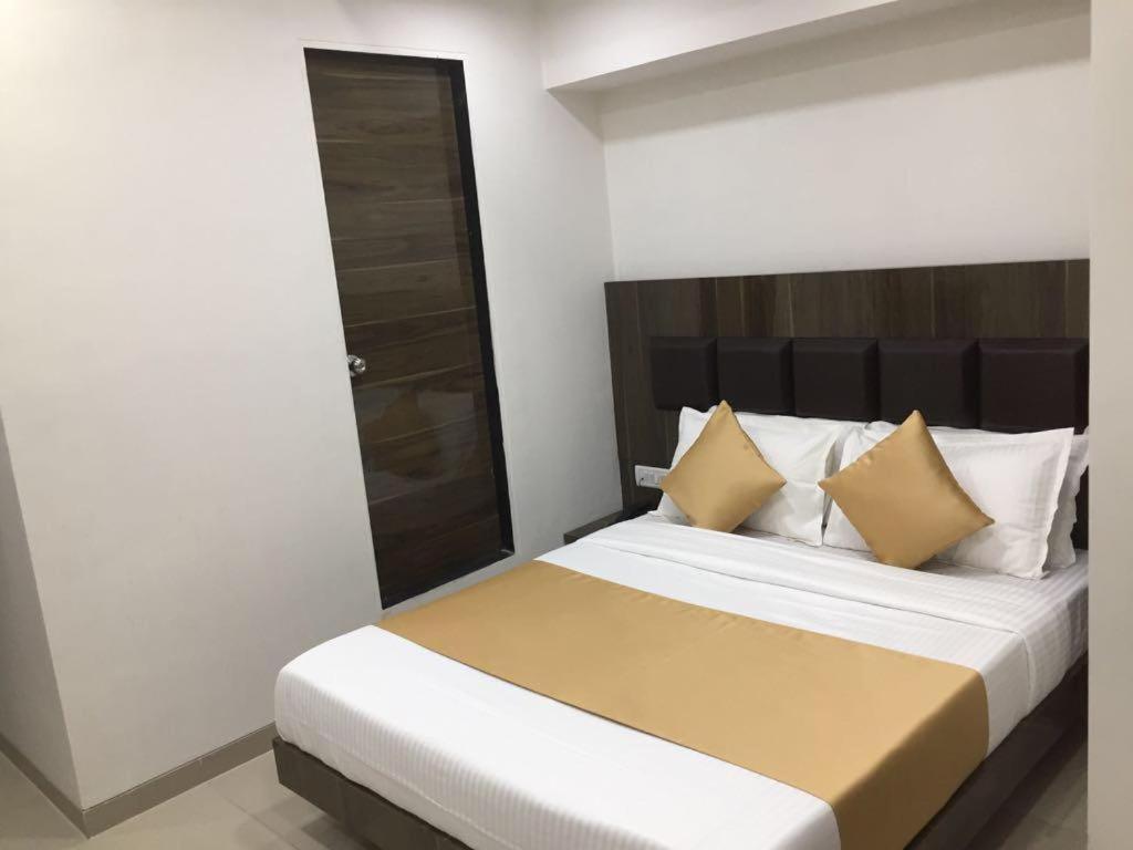 The Best Hotel Мумбаи Экстерьер фото